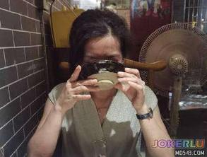  把妈妈灌酒准备强奸老妈发现突然醒了强行内射她了