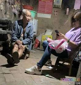  骚逼少妇农村勾搭一个人在家的老大爷给大爷口交大鸡巴还挺硬