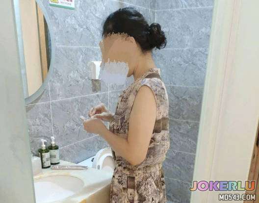  连衣裙干妈穿着衣服玩干儿子