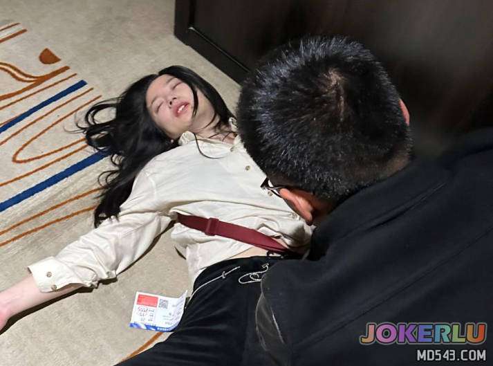  喵咪老师被单男反复爆操无套内射骚逼开合精液流出