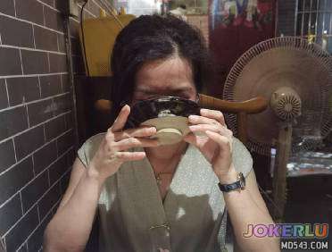  把妈妈灌酒准备强奸老妈发现突然醒了强行内射她了