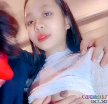  叫来两个漂亮妹子让大屌黑人直播操给网友看