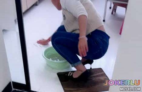  大哥不在家嫂子独自在打扫卫生先用言语挑逗后强上了小嫂子
